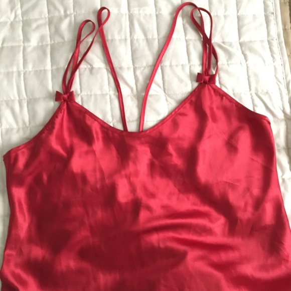 LADY IN RED SEXY GOWN - Picture 1 of 9